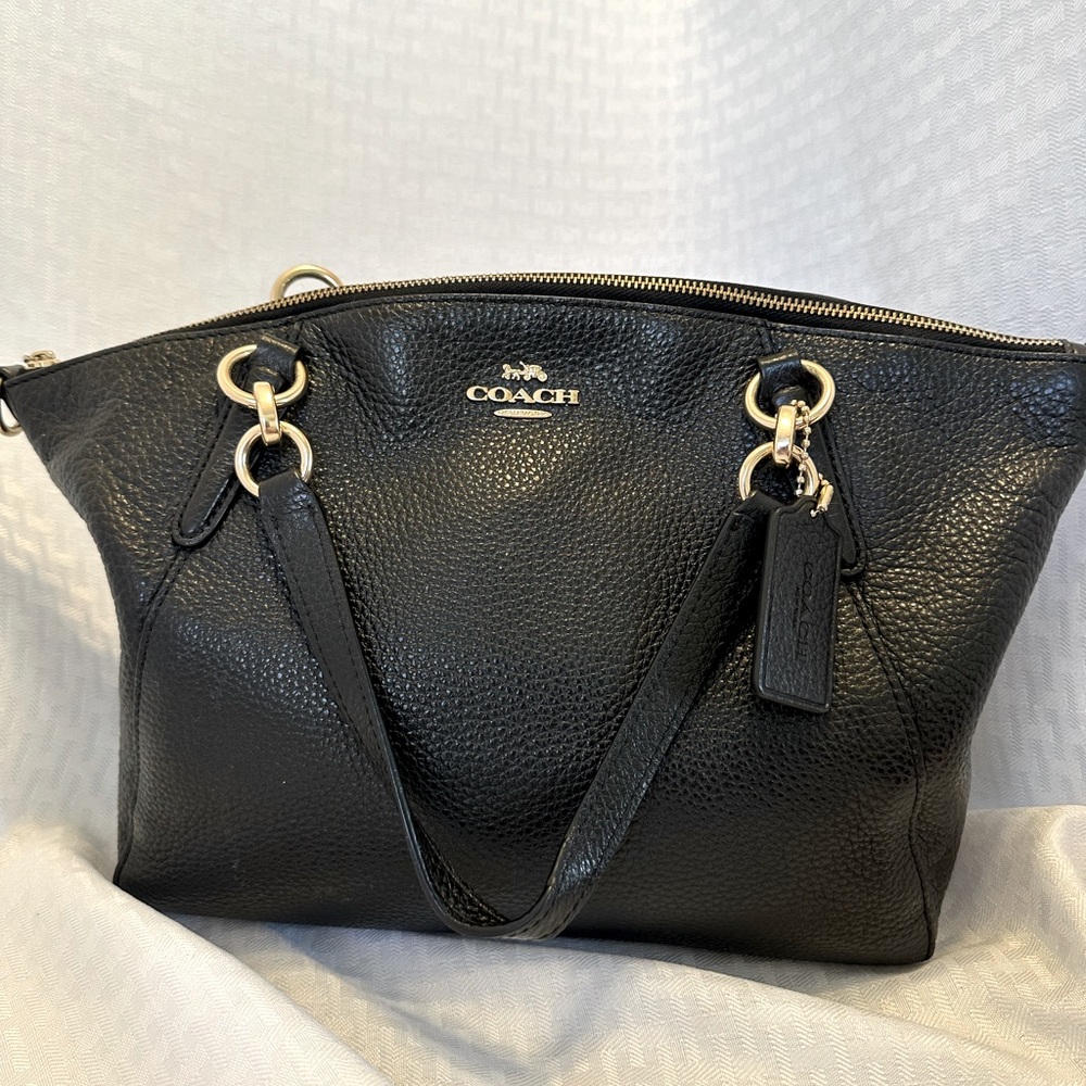 🌈💕🌈Coach Beautiful Black Leather Bag Approx 12” Wide & approx 7” tall.